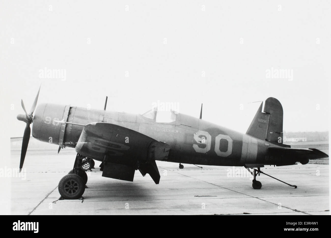 Il Chance Vought F4U Corsair, comprese le sue varianti come il F4U-1D e il FG-1D, era un caccia basato su portaerei utilizzato ampiamente durante la seconda guerra mondiale. Alimentato dal motore Pratt & Whitney R-2800 Double Wasp, era noto per il suo design distintivo ad ala di gabbiano, la velocità eccellente e le prestazioni di combattimento, diventando uno dei caccia americani più famosi e di successo della guerra. Foto Stock