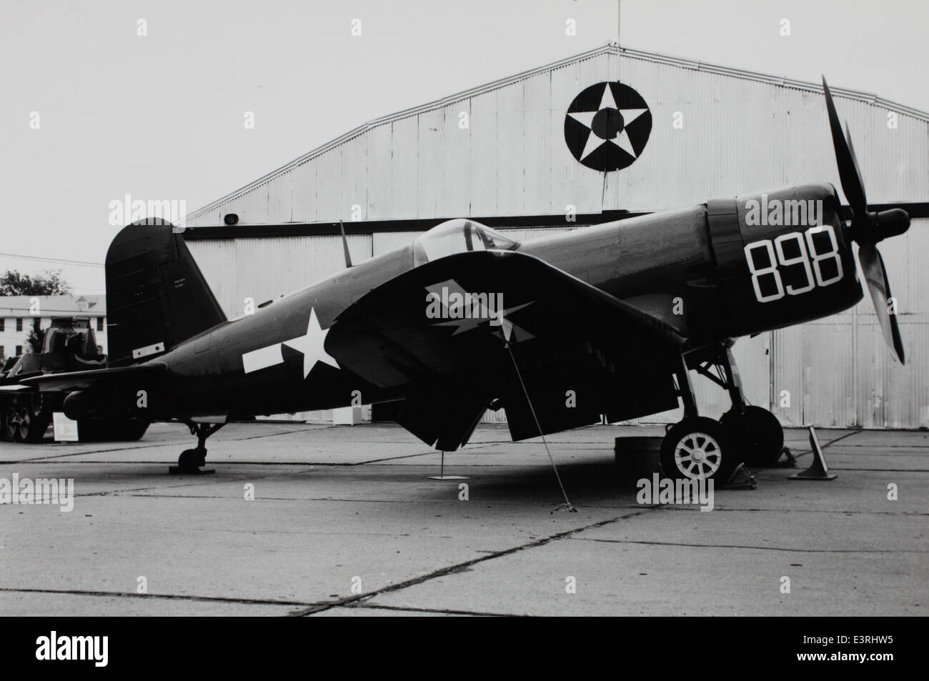 L'F4U-4 Corsair, scattato in questa foto della collezione Charles M. Daniels, è un aereo da caccia basato su portaerei utilizzato ampiamente nella seconda guerra mondiale. Noto per il suo design distintivo, è stato uno dei caccia americani di maggior successo della guerra. Foto Stock