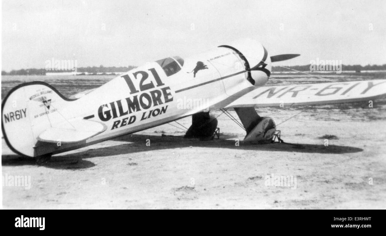 La Charles M. Daniels Collection presenta una foto di un famoso evento di corse aeree, incentrato sull'aereo motorizzato Hornet come il Wedell-Williams Model 44, pilotato da Jimmy Wedell. La foto evidenzia la natura competitiva delle prime gare aeree, mostrando le prestazioni e le capacità del motore dell'aereo. Foto Stock
