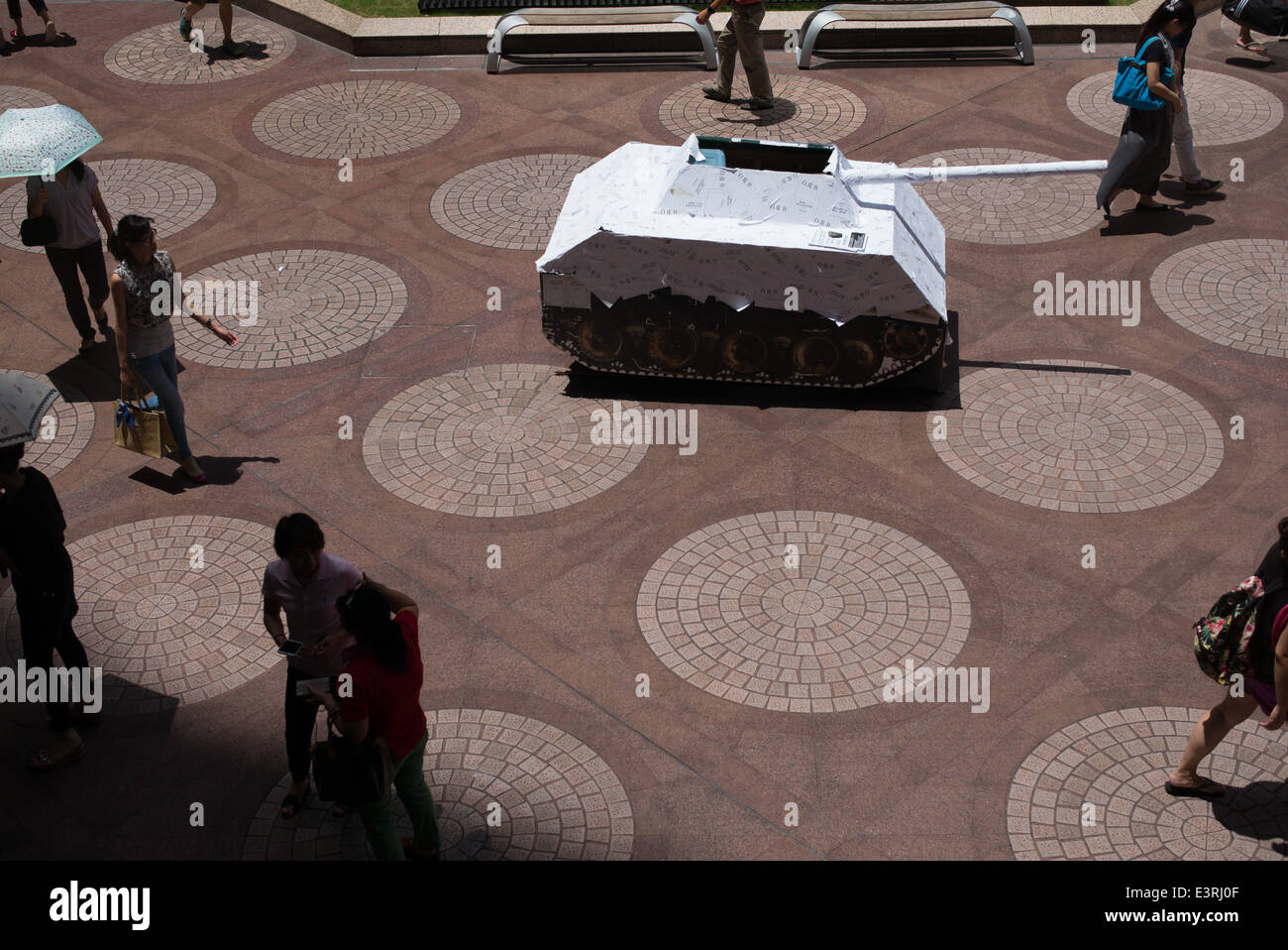 Mockups di serbatoi per protestare sulla ricorrenza della piazza Tianammenthe massacro Foto Stock