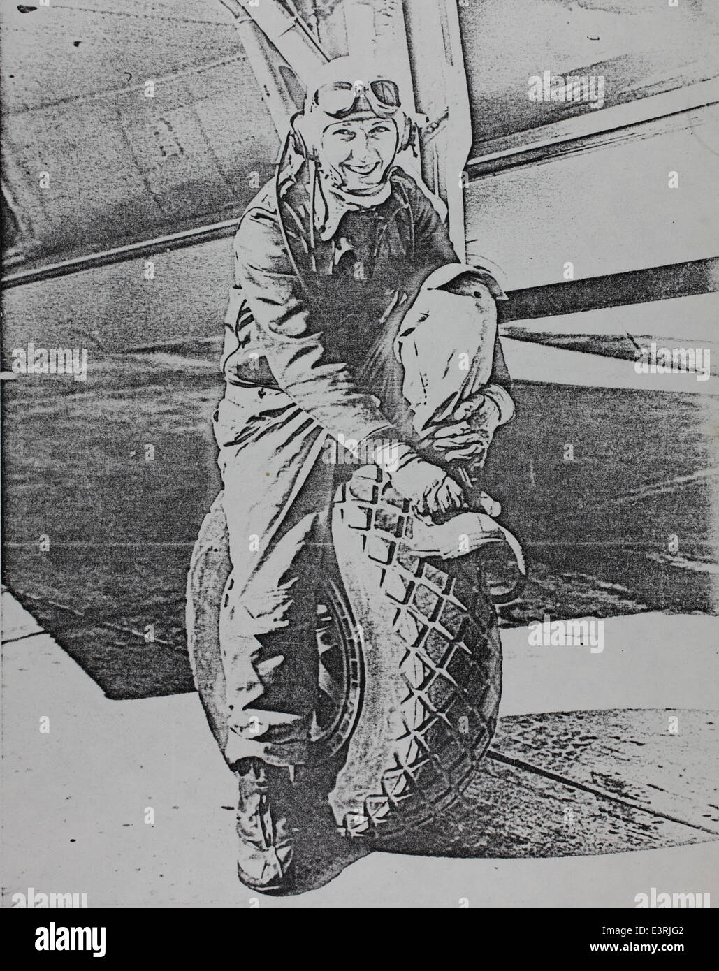 Le Women Airforce Service Pilots (WASP) sono state un gruppo pionieristico di piloti donne che hanno volato aerei militari durante la seconda guerra mondiale. Questa foto evidenzia il loro ruolo significativo nella storia dell'aviazione, in quanto hanno contribuito allo sforzo bellico volando missioni non di combattimento, trasportando aerei e testando aerei per la U.S. Army Air Force. Foto Stock