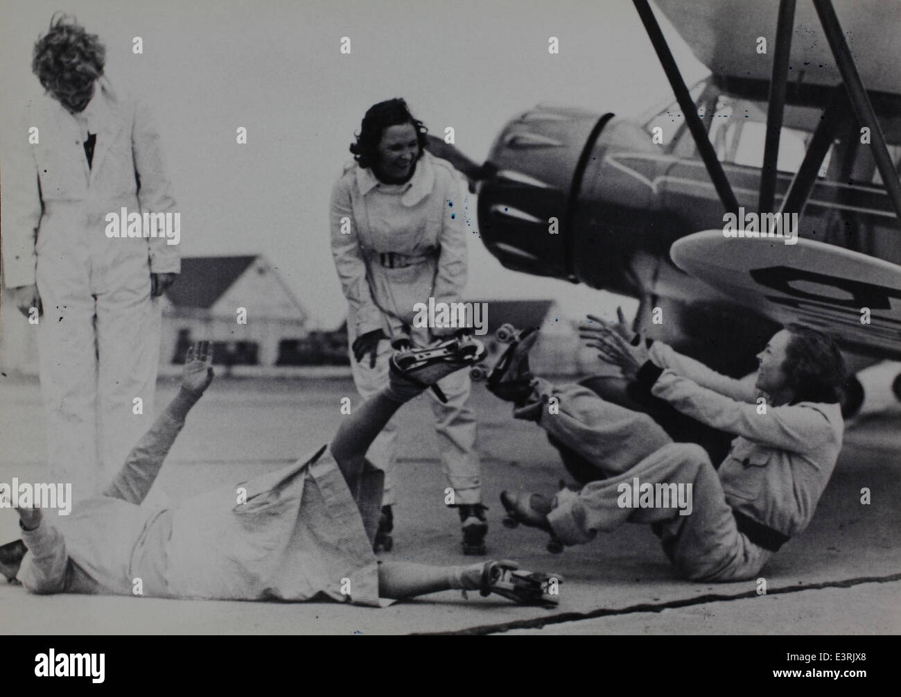 Questa foto cattura le donne in volo che partecipano a un evento di pattinaggio di beneficenza. L'evento ha messo in evidenza il loro coinvolgimento nel servizio della comunità, combinando la grazia del pattinaggio con il loro impegno per l'aviazione e cause caritatevoli. Foto Stock