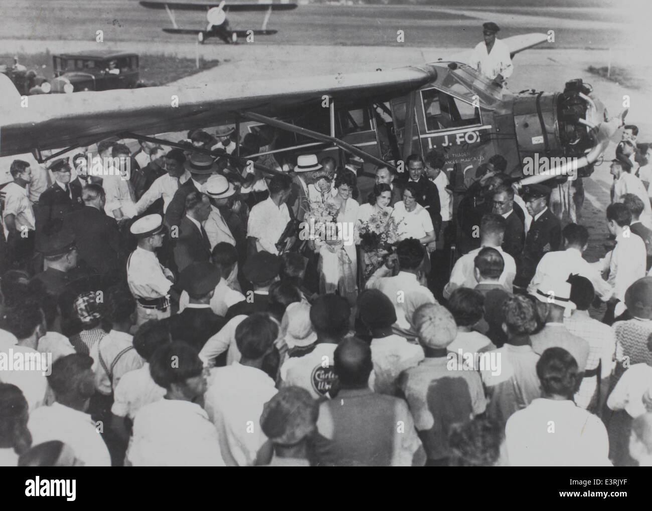 Questa fotografia del 1932 mostra le aviatrici Louise Thaden e Blanche Marsalis, evidenziando il loro contributo all'aviazione durante i primi anni del XX secolo. Thaden era un'aviatrice pionieristica nota per i suoi successi nelle gare aeree e Marsalis per i suoi record di volo. Foto Stock