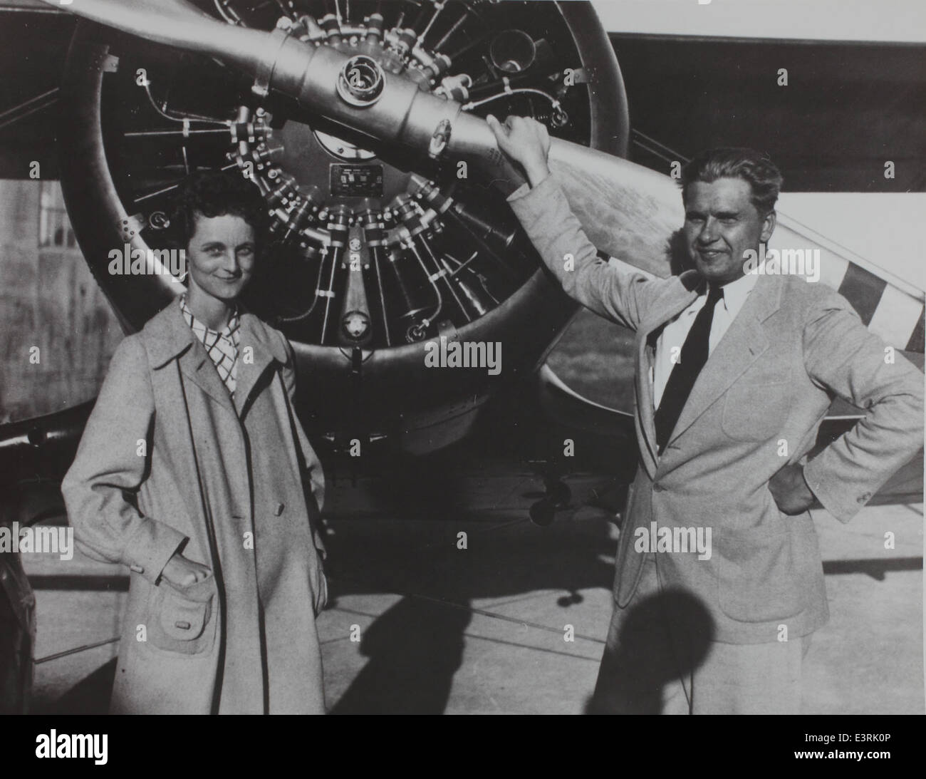 Una foto storica di Louise Thaden, un'aviatrice donna pionieristica, con un'elica, che mette in evidenza i suoi significativi successi nell'aviazione precoce e i suoi contributi alla comunità dell'aviazione. Foto Stock