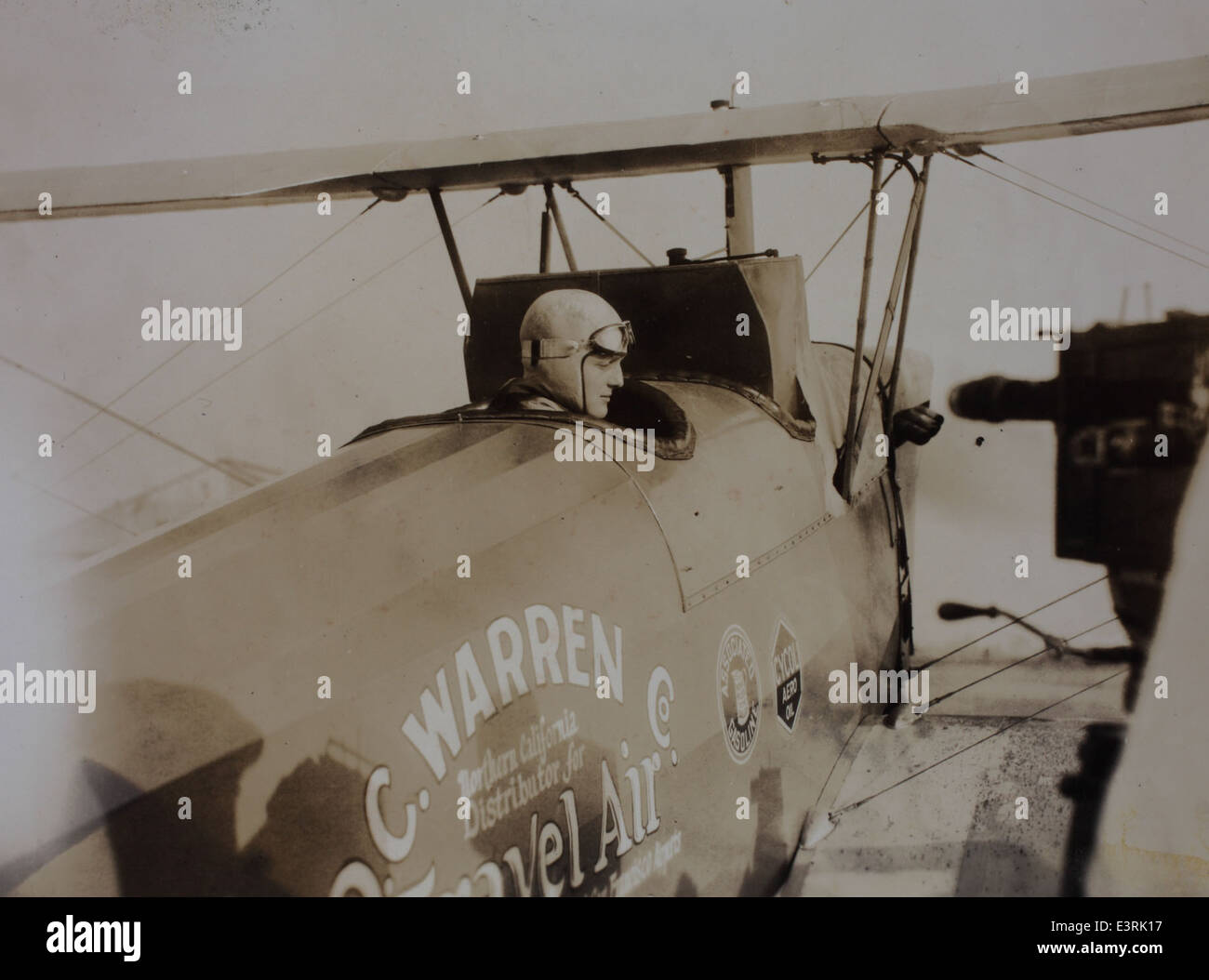 Questa foto cattura Louise Thaden, una pioniera per le donne dell'aviazione, con il suo aereo. Thaden fece la storia negli anni '1920 come un'importante aviatrice e una delle prime donne a vincere grandi gare aeree. Foto Stock