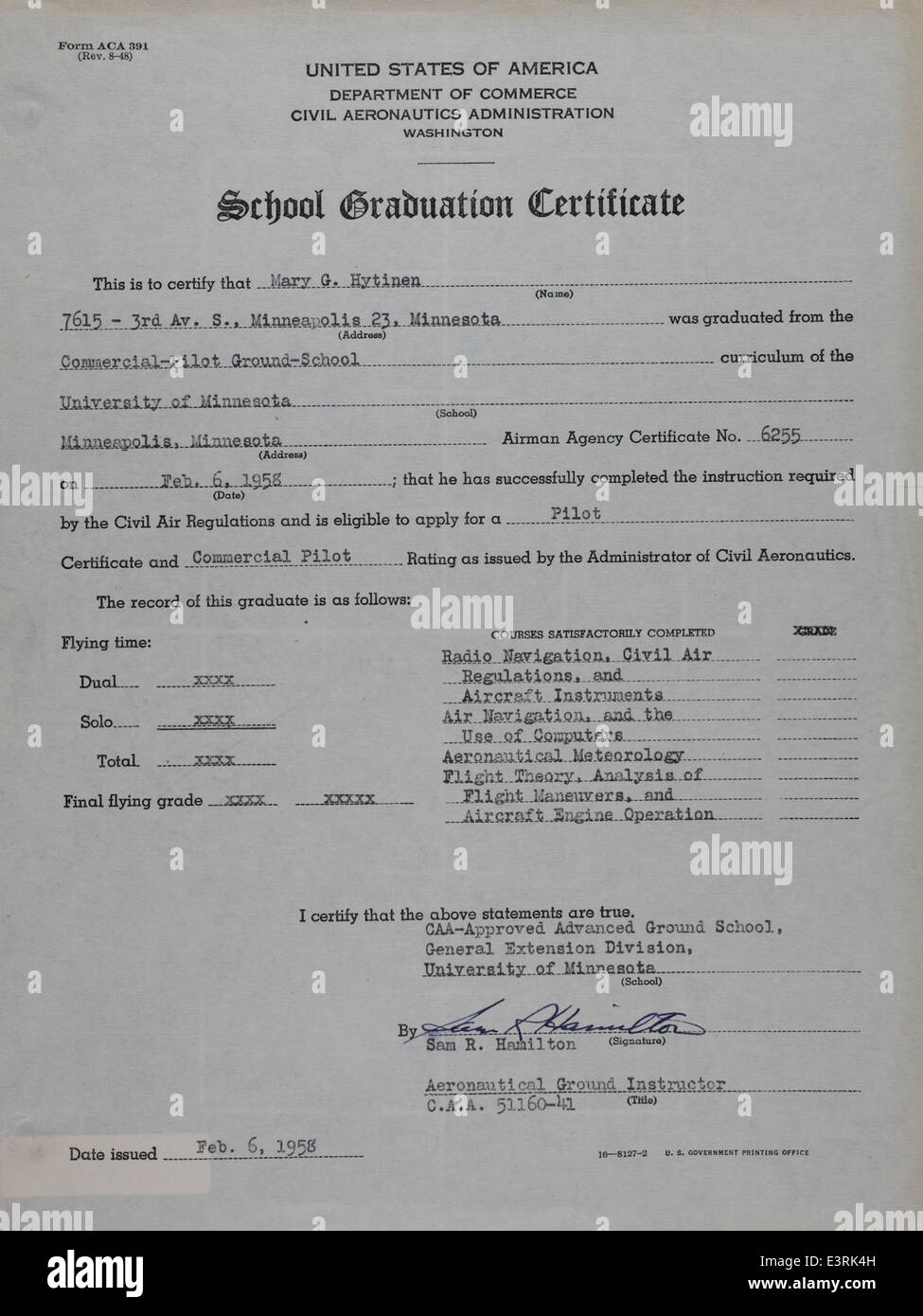 Ruth Elder e Wallace Beery sono raffigurati in questa foto storica, che riflette il ruolo delle donne nel primo volo. Ruth Elder fu una pioniera aviatrice donna che tentò un volo transatlantico nel 1927. Wallace Beery, un famoso attore, fu associato alla pubblicità dell'aviazione. Foto Stock