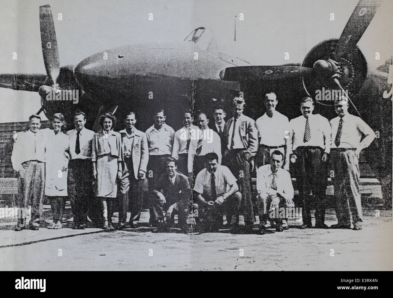 Il Grumman F7F Tigercat, un caccia bimotore utilizzato dalla Marina degli Stati Uniti durante la seconda guerra mondiale, è mostrato in questa immagine con uomini e donne della comunità dell'aviazione nel 1945. L'aereo era uno dei caccia con motore a pistoni più potenti del suo tempo, progettato per le operazioni di portaerei. La foto evidenzia il coinvolgimento delle donne nell'aviazione durante la seconda guerra mondiale, segnando un momento significativo sia nell'aviazione militare che nella partecipazione delle donne al volo. Foto Stock