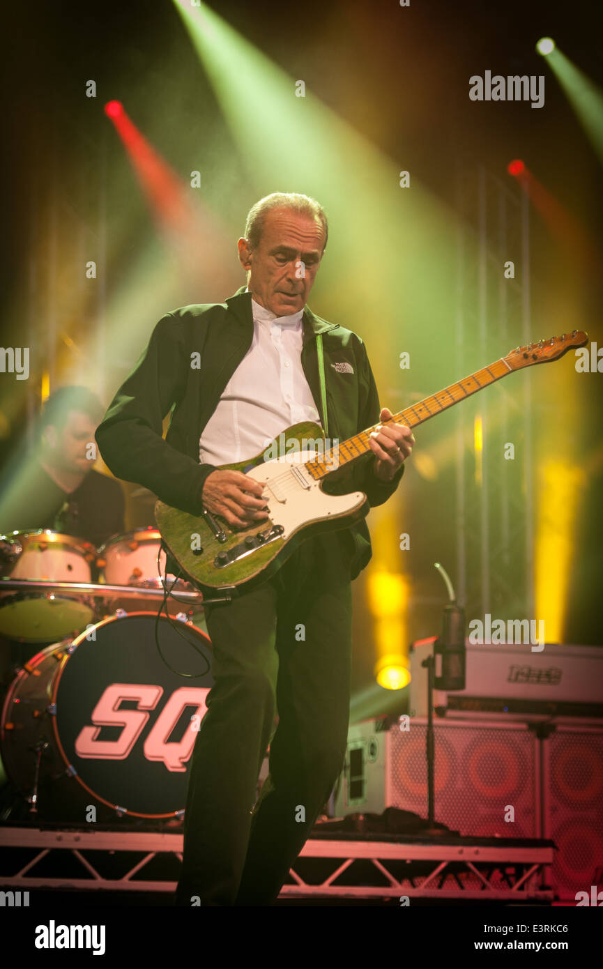 Status Quo sul palco della parata di di velocità Cholmondeley Castle Foto Stock