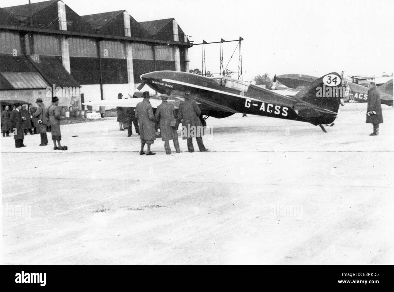 Questa foto della collezione Charles M. Daniels raffigura la cometa De Havilland DH.88, un famoso pilota di aerei degli anni '1930 L'aereo, con la sua caratteristica livrea verde e la registrazione G-ACSS, vinse la MacRobertson Air Race del 1934, mostrando l'eccellenza ingegneristica di De Havilland. Foto Stock
