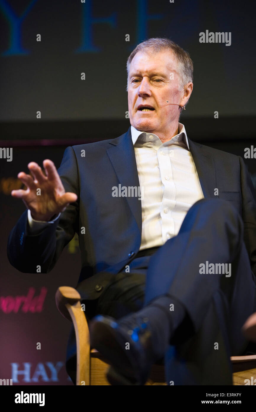 Vincitore della Coppa del Mondo di Sir Geoff Hurst nella discussione sul palco a Hay Festival 2014. © Jeff Morgan Foto Stock