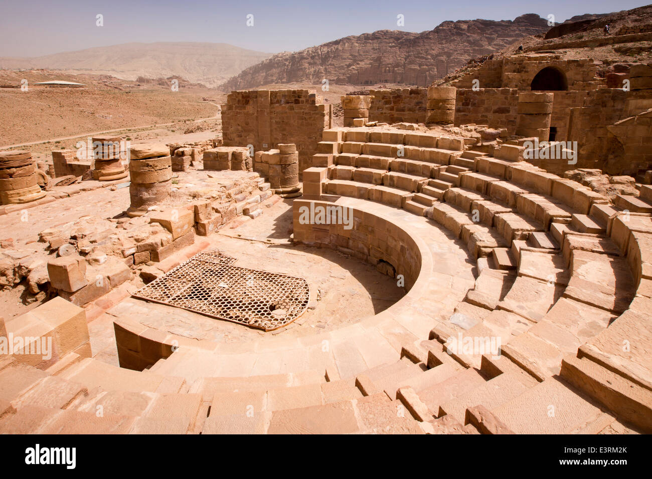 Giordania, Araba, Petra, Grande Tempio dei leoni alati curvo fasi auditorium Foto Stock
