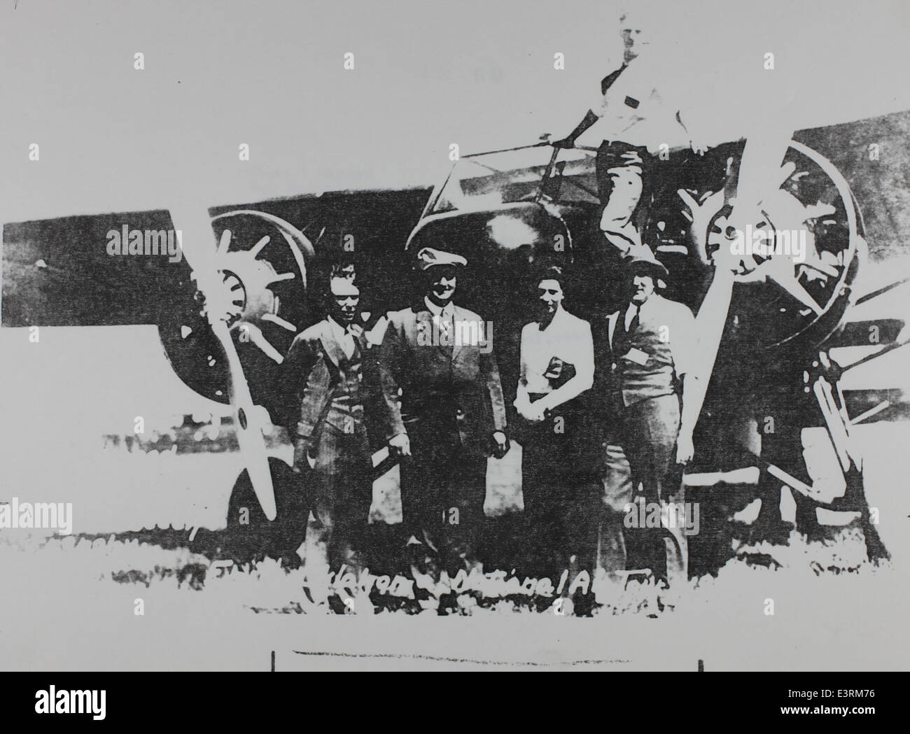 L'Air Tour del 1930 ha visto donne importanti nell'aviazione, evidenziando il loro contributo al campo. Questa foto cattura alcune delle donne piloti e i loro aerei durante questa era pionieristica del volo. Foto Stock