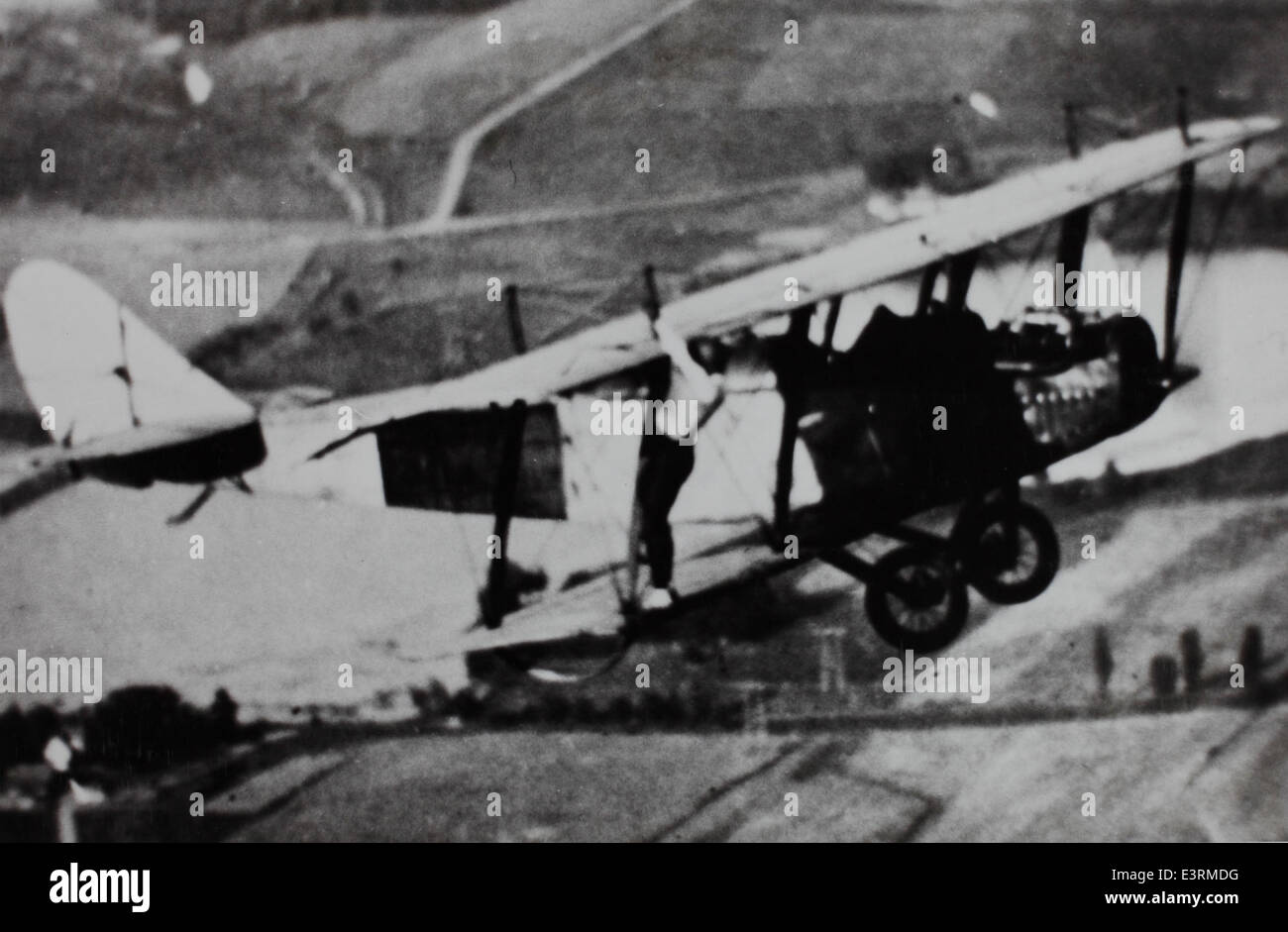 Jacqueline Cochran fu un aviatore pionieristico e una figura chiave nel progresso delle donne nell'aviazione. È stata la prima donna a rompere la barriera sonora e ha svolto un ruolo importante nei Women's Airforce Service Pilots (WASP) durante la seconda guerra mondiale. Questa foto cattura la sua eredità e i suoi contributi alla storia dell'aviazione. Foto Stock
