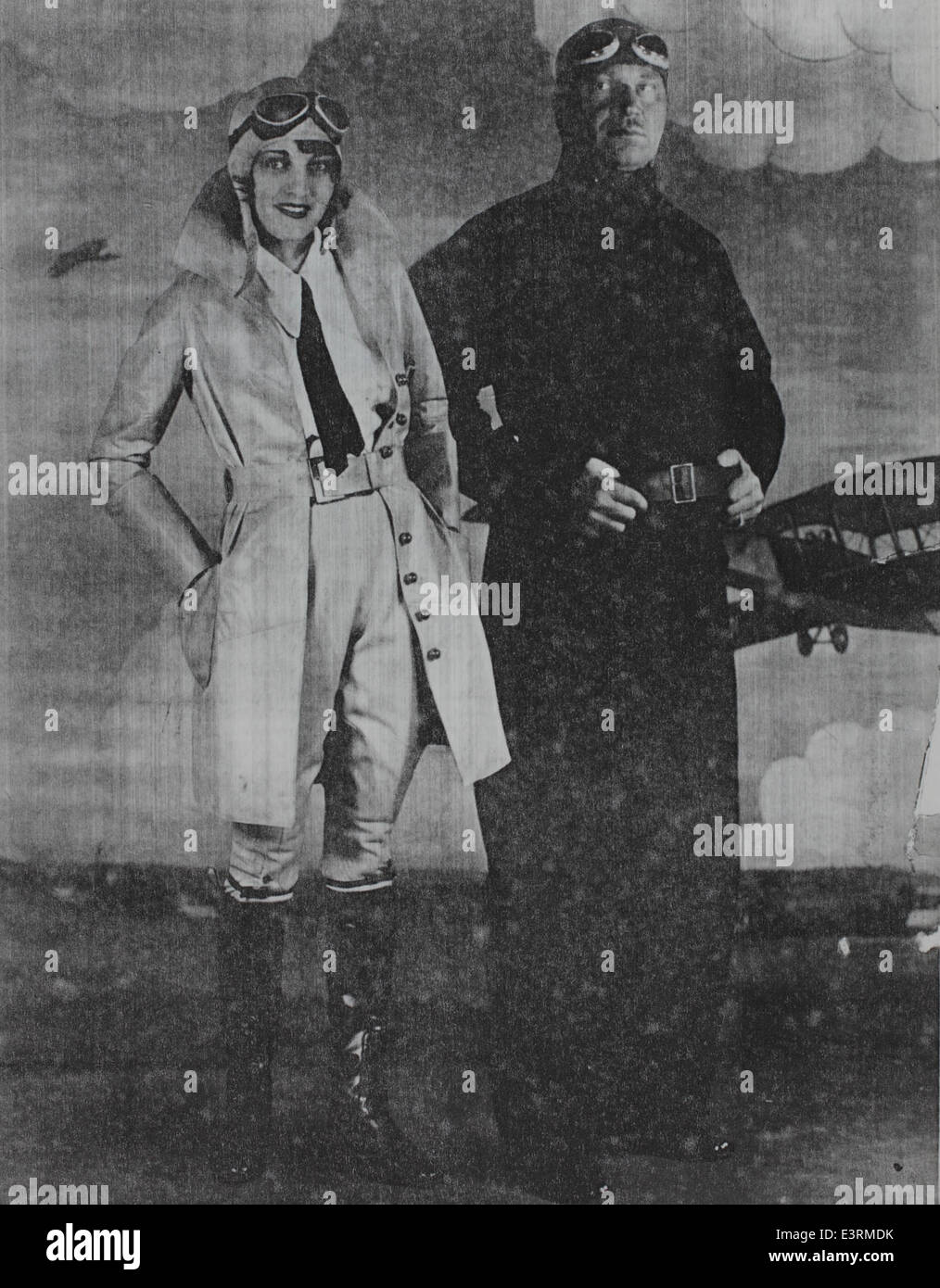 Questa immagine cattura Ruth Elder e Wallace Beery in un libro che firma con l'aviatrice Jacqueline Cochran, evidenziando i risultati di queste donne nell'aviazione. Ruth Elder e Jacqueline Cochran furono figure significative nell'aviazione femminile, contribuendo alla visibilità delle donne in volo. Foto Stock