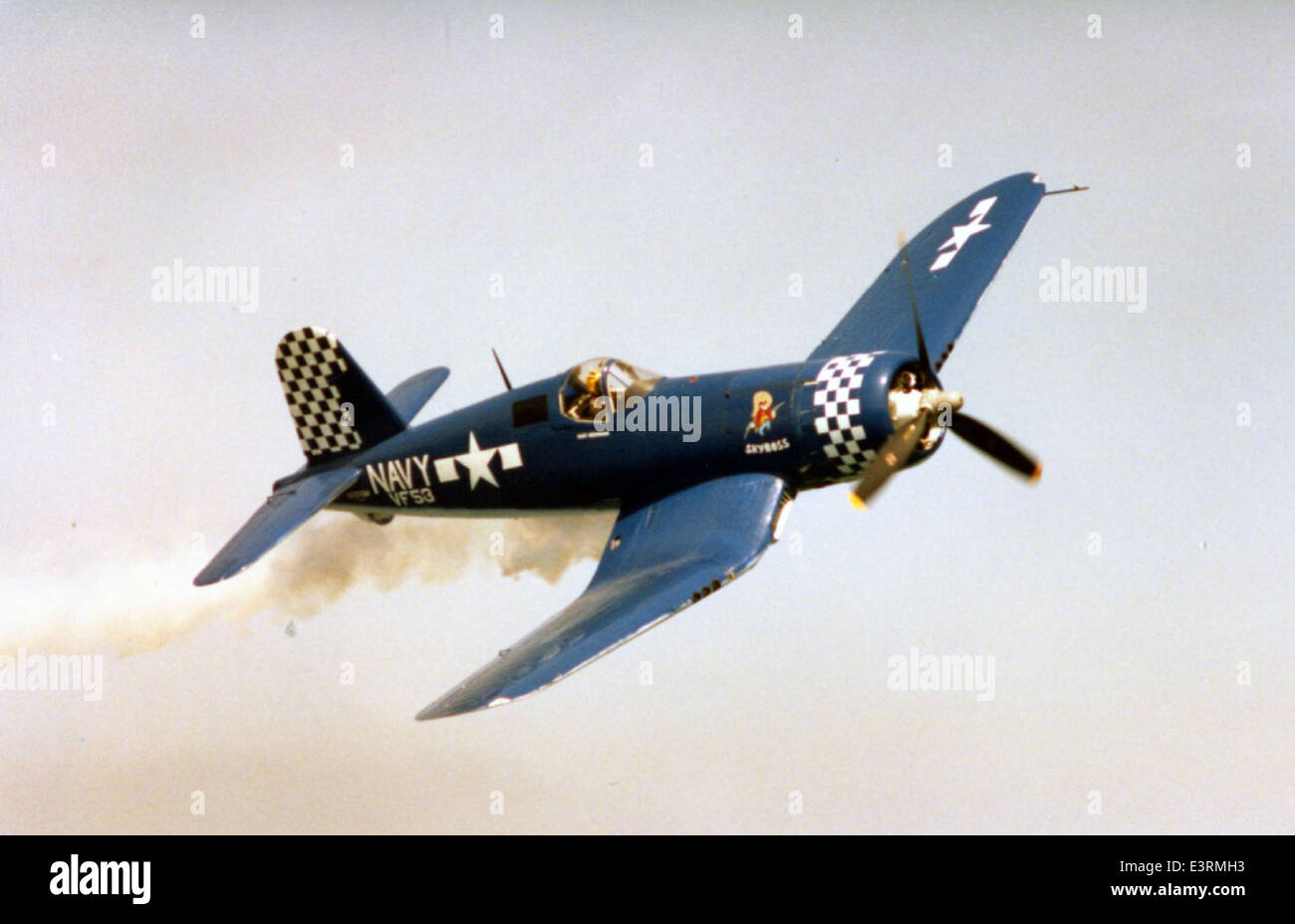 Questa immagine tratta dalla collezione Charles M. Daniels raffigura il Chance Vought Corsair, un aereo chiave nella seconda guerra mondiale noto per la sua efficacia sia nel Pacifico che nei teatri europei. L'aereo era alimentato dal motore Pratt & Whitney R-2800. Foto Stock