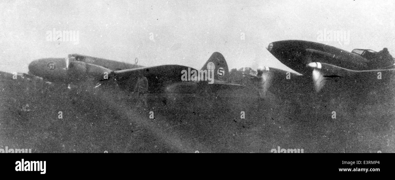 Il Boeing 247, un aereo di linea pionieristico introdotto negli anni '1930, è mostrato in questa immagine della collezione Charles M. Daniels. Il modello Boeing 247-D, alimentato dai motori Pratt & Whitney R-1340 Wasp, giocò un ruolo chiave nello sviluppo del trasporto aereo commerciale e delle corse aeree, compreso il suo servizio con United Air Lines e il suo ruolo nelle corse aeree storiche. Foto Stock