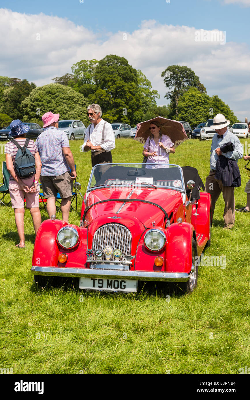 East Devon, in Inghilterra. Il 21 giugno 2014. Un Vintage Morgan auto sportiva un party in giardino e Fete. Foto Stock
