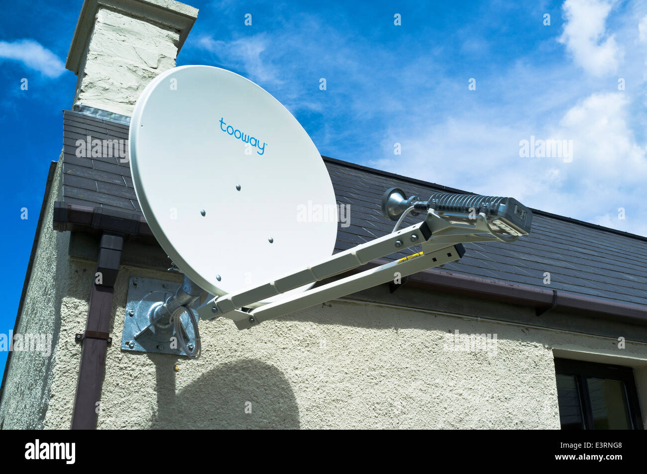 dh Internet satellite DISH SATELLITE UK Tooway casa banda larga KA-SAT Orkney Scozia casa tetto televisione antenna sulla costruzione di piatti esterni tv Foto Stock