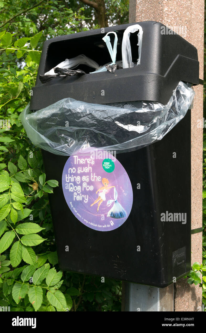 Cane bidone dei rifiuti con il messaggio " Non esiste niente come il Dog Poo fata', Mytholmroyd, West Yorkshire Foto Stock