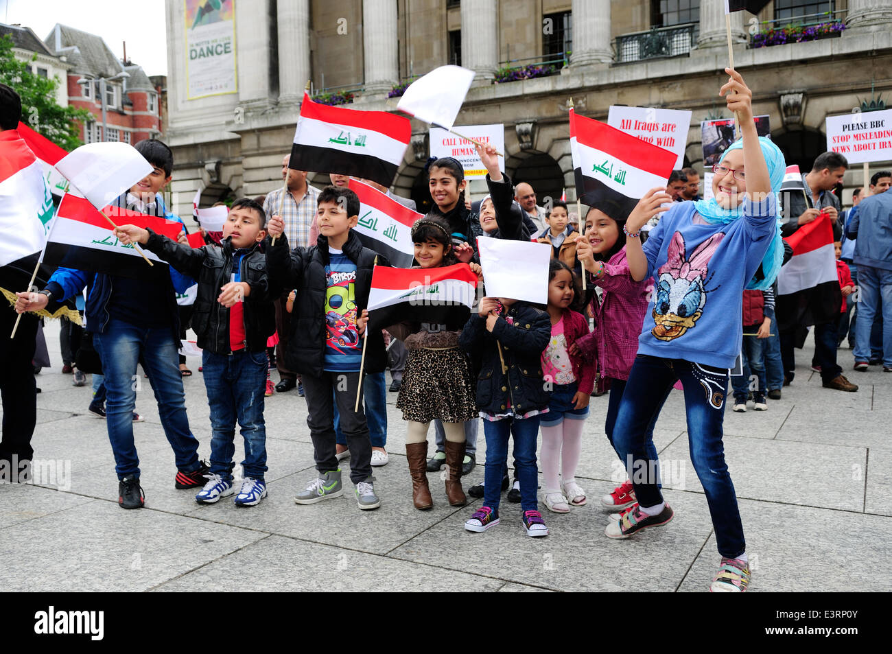 Nottingham, Regno Unito. Il 28 giugno, 2014. Nottingham comunità irachena ha tenuto una manifestazione di protesta pacifica oggi Nottinghams sulla piazza del mercato vecchio, anche al di fuori della BBC media center su London Road.sunniti, sciiti e cristiani hanno marciato per la BBC impegnativo che dicono la verità circa che cosa è realmente accadendo in Iraq . Credito: Ian Francesco/Alamy Live News Foto Stock