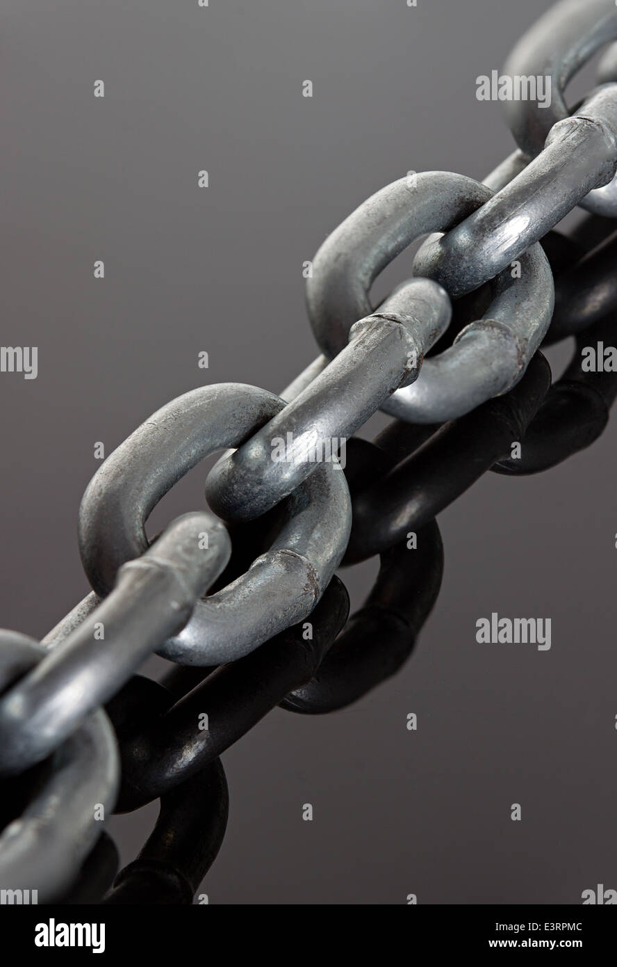 Catena di metallo sul nero brillante sullo sfondo dello specchio Foto Stock