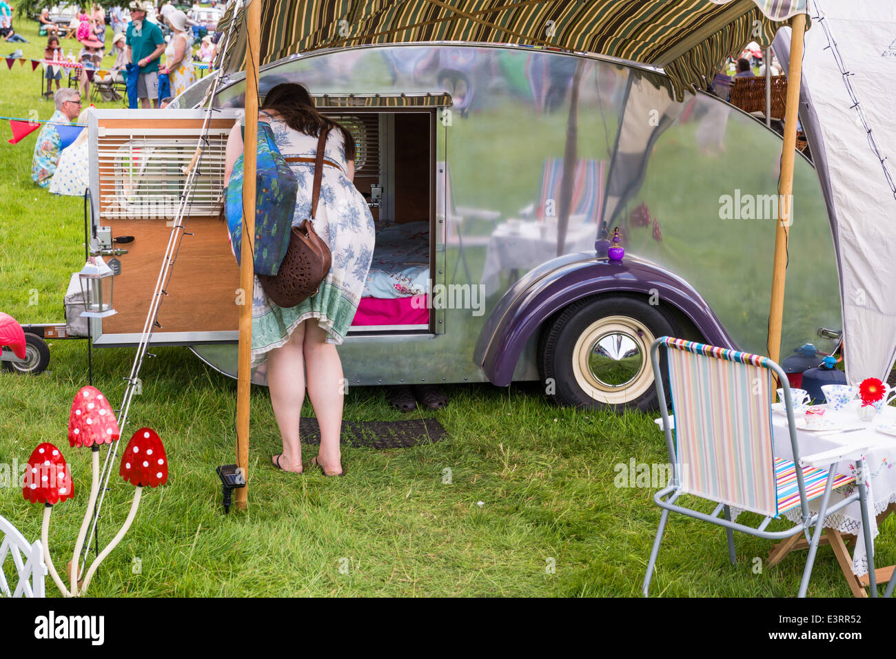 East Devon, in Inghilterra. Un Fete e party in giardino con una singola femmina di ispezionare il vagone letto che può essere trainato da un'auto. Foto Stock
