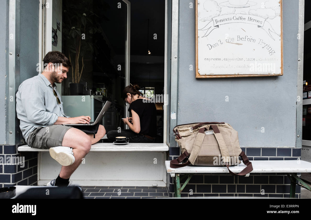 Popolare caffè gourmet Bonanza eroi di caffè cafe in Prenzlauer Berg Berlin Germania Foto Stock