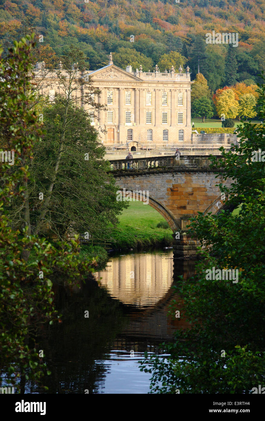 Il fiume Derwent fluisce dalla Chatsworth House casa nobiliare visto dal libero accesso al parco, Peak District, England, Regno Unito - autunno Foto Stock