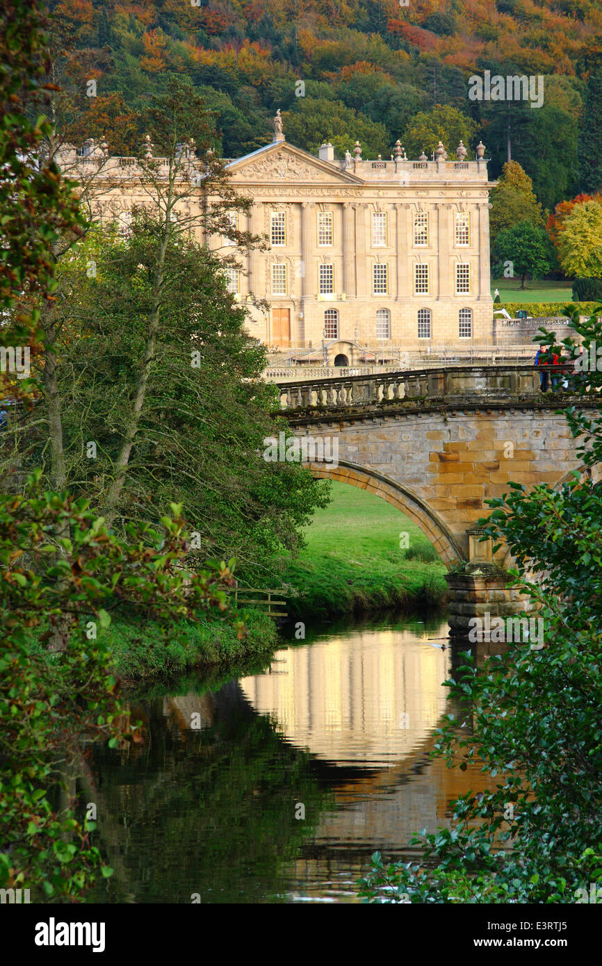 Il fiume Derwent fluisce dalla Chatsworth House casa nobiliare visto dal libero accesso al parco, Peak District, England, Regno Unito - autunno Foto Stock