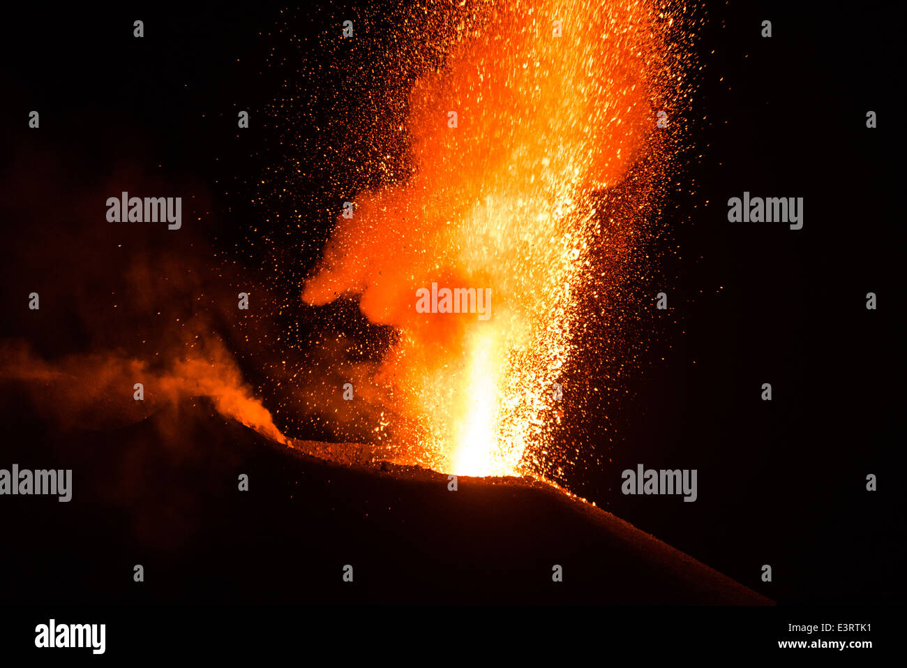 Eruzione vulcanica al vulcano Stromboli e le Isole Eolie: eruzioni stromboliane e le fontane di lava nel cratere attivo di notte Foto Stock