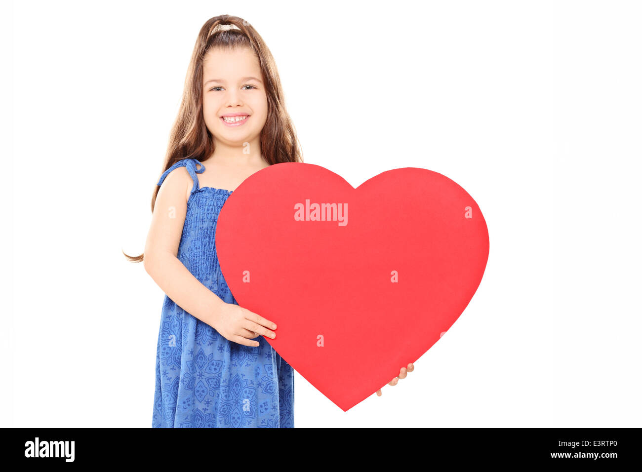 Bambina tenendo un grande cuore rosso isolato su sfondo bianco Foto Stock