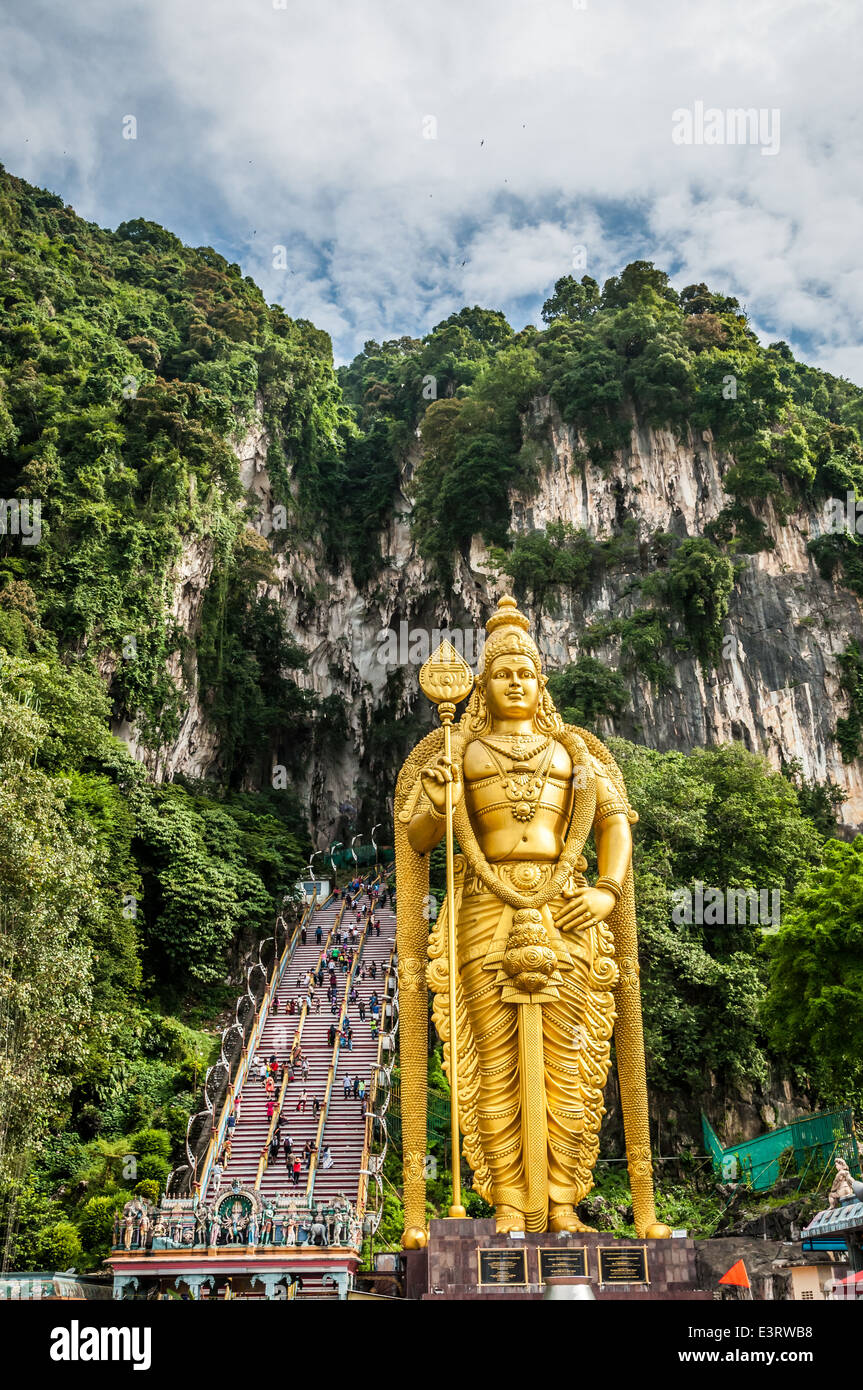 Le Grotte di Batu e la colossale statua di Lord Murugan di Kuala Lumpur in Malesia. Foto Stock