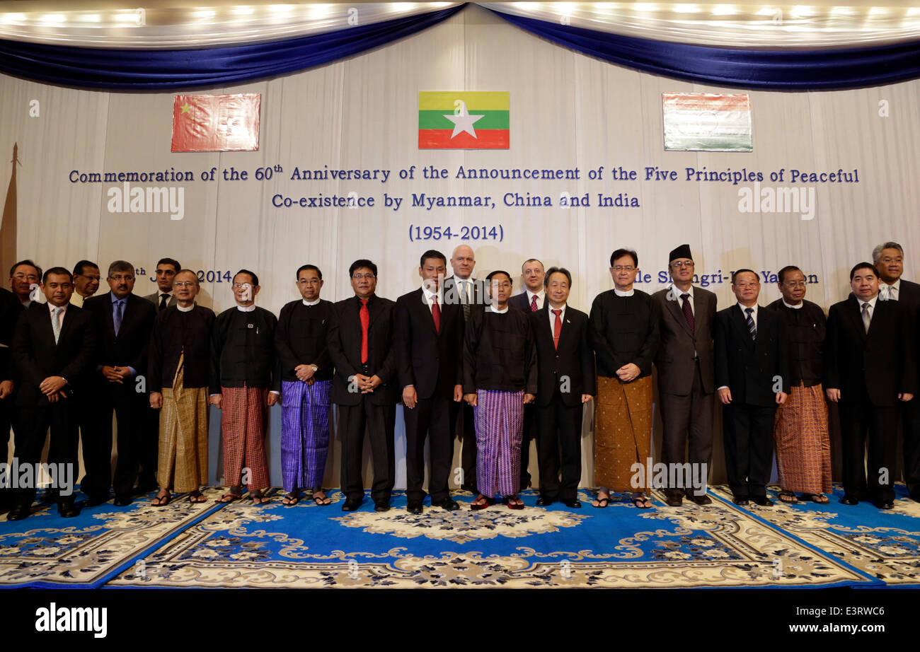 (140628) -- YANGON, 28 giugno 2014 (Xinhua) -- i funzionari e gli ospiti posano per una foto di gruppo durante la cerimonia comemoration del sessantesimo anniversario dell annuncio dei cinque principi della coesistenza pacifica di Yangon, Myanmar, 28 giugno 2014. Il Myanmar il Ministero degli Esteri ha organizzato una funzione per commemorare il sessantesimo anniversario di cinque principi di convivenza pacifica, che cade di sabato. (Xinhua/U Aung)(bxq) Foto Stock