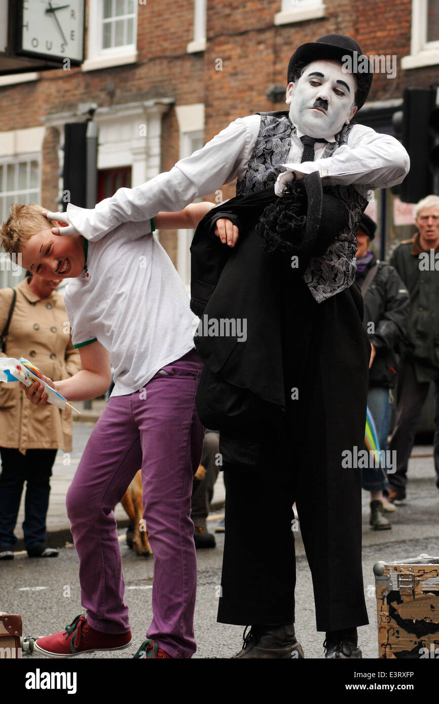 Street intrattenitore, Diego Andres Spano come Charlie Chaplin esegue a Ashbourne International Street Festival, Derbyshire, Regno Unito Foto Stock