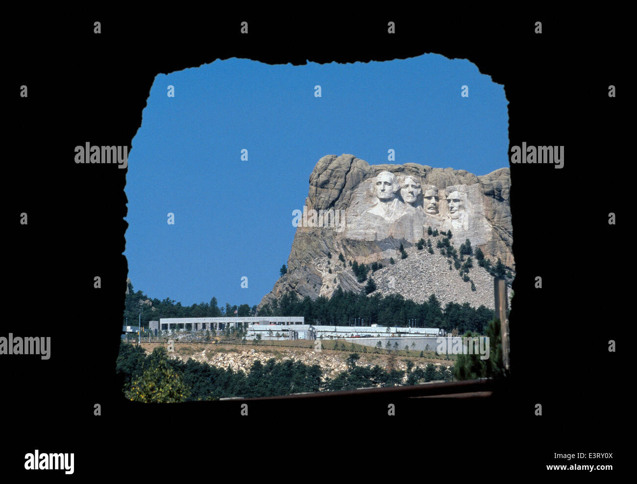 Un percorso 16a tunnel autostradale telai le facce dei quattro Stati Uniti Presidenti al Mount Rushmore National Memorial in Sud Dakota,STATI UNITI D'AMERICA. Foto Stock