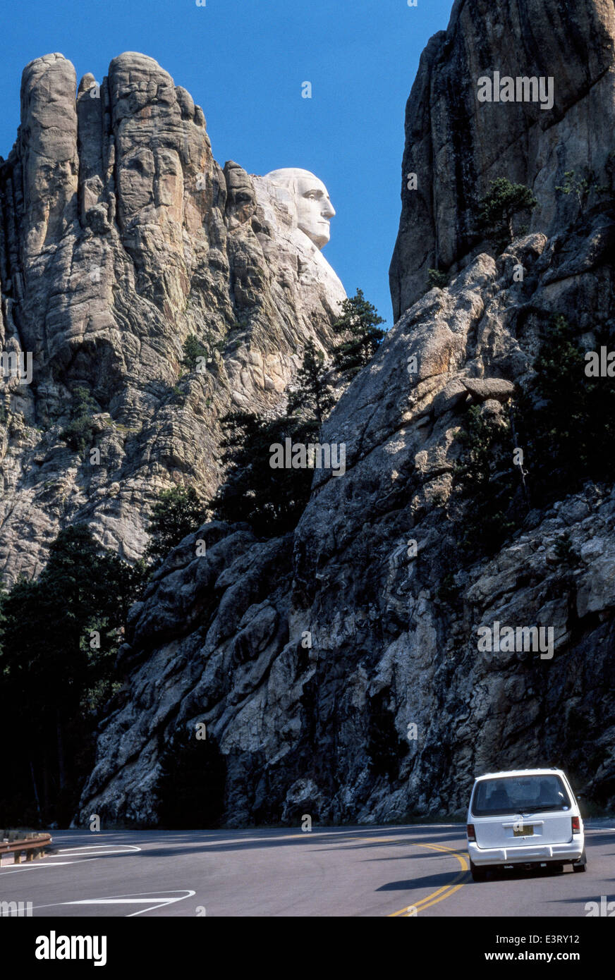 Una autostrada nel Dakota del Sud, STATI UNITI D'AMERICA, sorprese agli automobilisti con un profilo di George Washington in montagna presso il Monte Rushmore National Memorial. Foto Stock