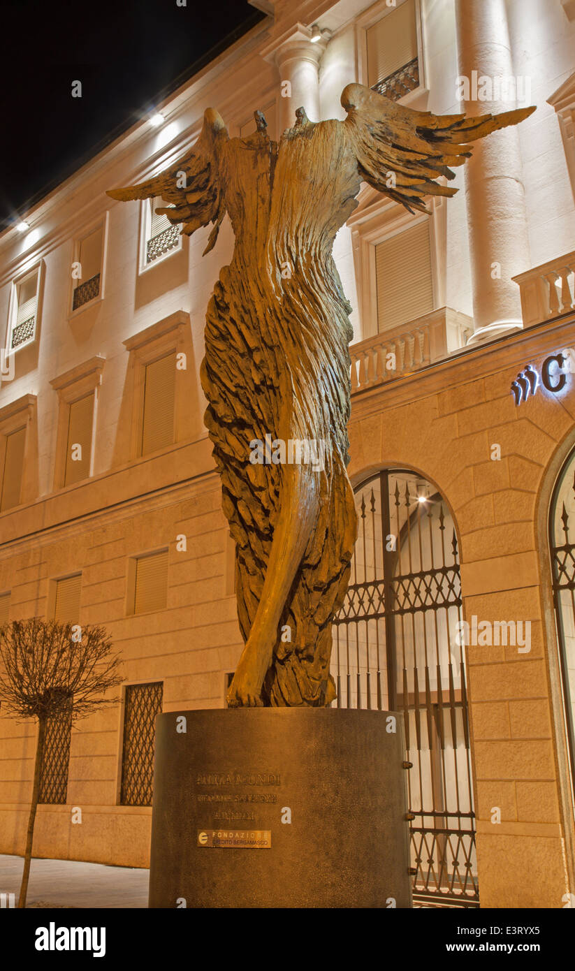 BERGAMO - Gennaio 26, 2013: moderna statua "Anima Mundi' - anima del mondo da Ugo Riva. Foto Stock