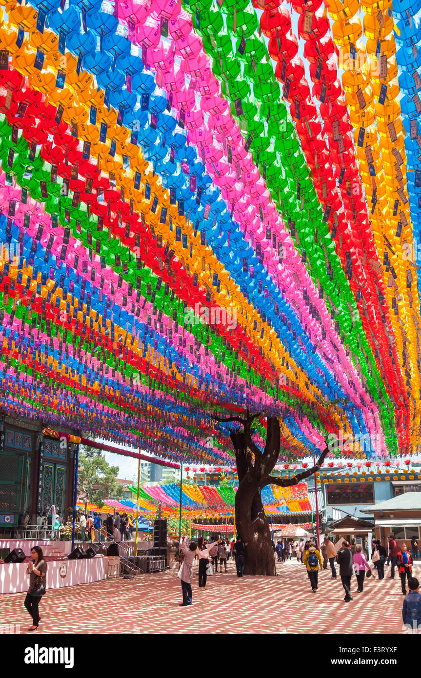 Centinaia di lanterne di carta appesa al Tempio Jogyesa a Seul, Corea del Sud davanti al Buddha il compleanno. Foto Stock