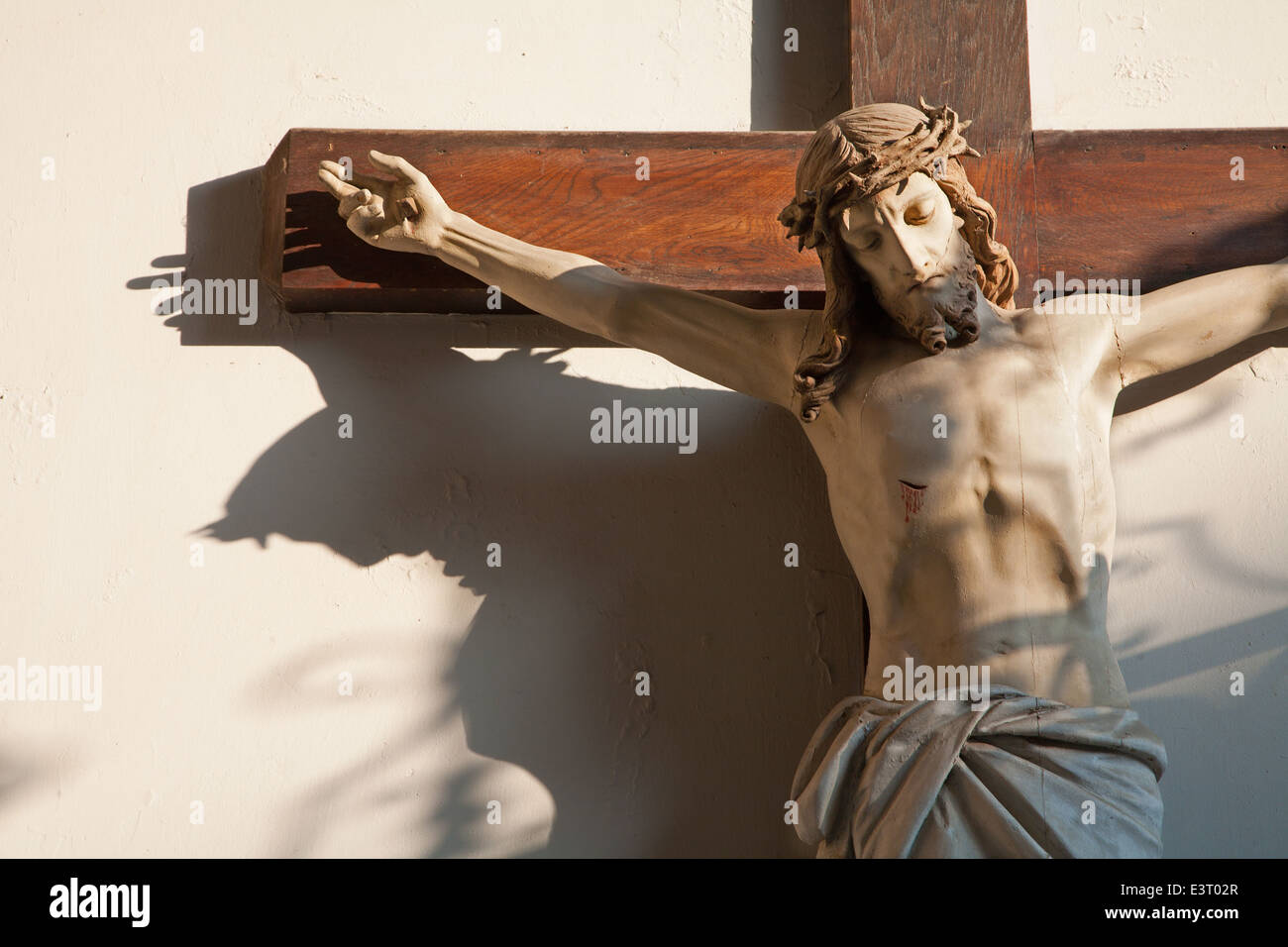 Jeusus sulla croce nel vestibolo della chiesa a Vienna Foto Stock