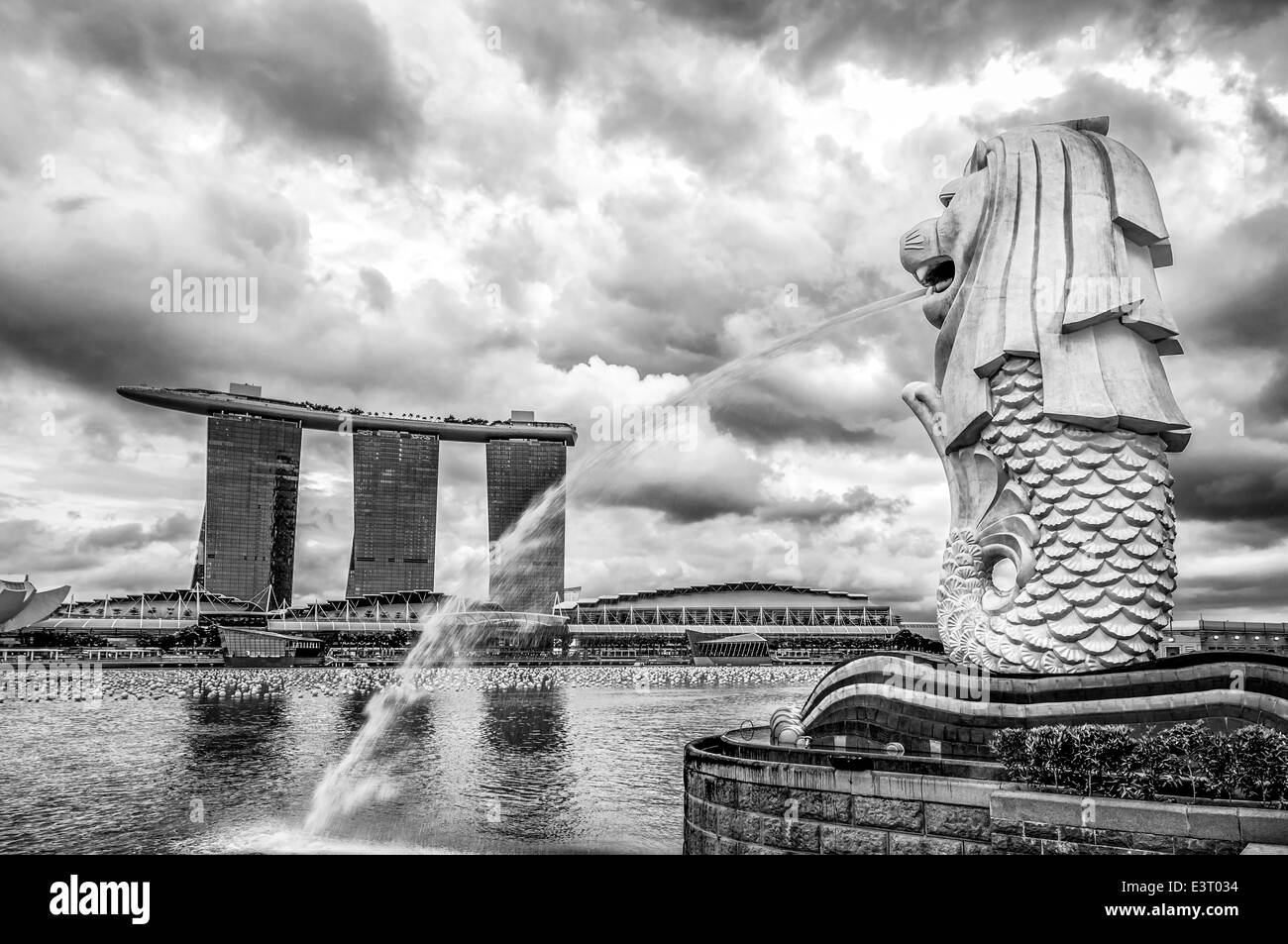 Il Merlion fontana e Marina Bay Sands Hotel di Singapore in prima serata. Foto Stock