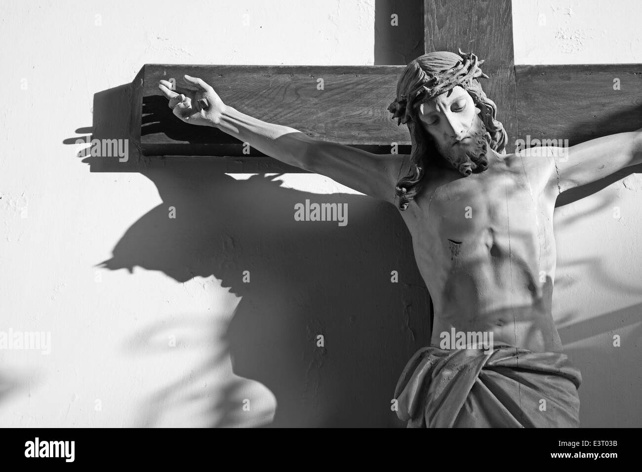 Jeusus sulla croce nel vestibolo della chiesa a Vienna Foto Stock