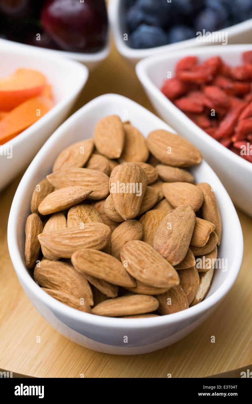 Snack sani compresi albicocche, mandorle, ciliegie, mirtilli e goji bacche. Foto Stock