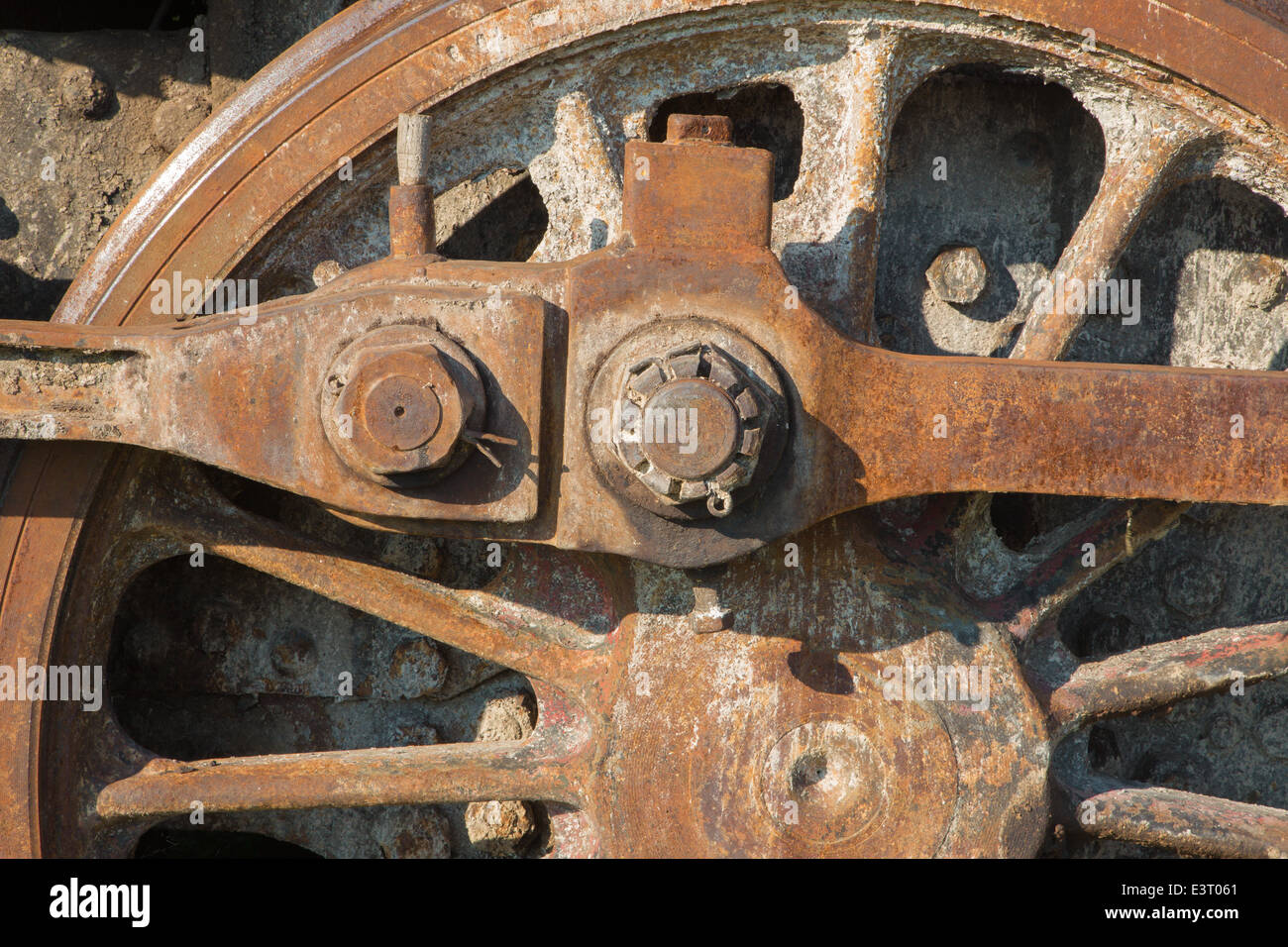 Dettaglio dell'asta di azionamento del meccanismo sulla vecchia locomotiva a vapore in ruggine Foto Stock