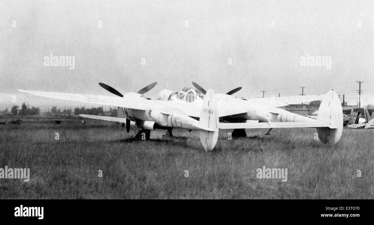 Questa fotografia della Charles M. Daniels Collection mostra un velivolo storico, immatricolato N67864, che offre uno sguardo sulla storia dell'aviazione e sul ruolo dell'aereo nelle prime operazioni di volo militari e civili. Foto Stock