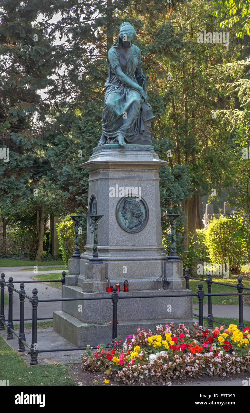 Vienna - la tomba del compositore W. A. Mozart sul cimitero Centralfriedhoff. Foto Stock