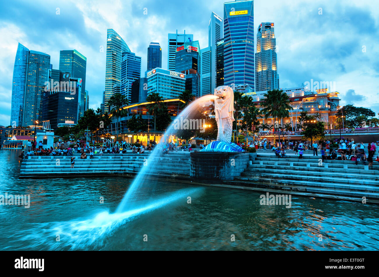 Il Merlion fontana illuminata di notte a Singapore. Foto Stock