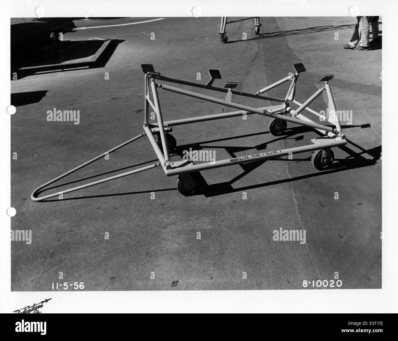Il Radioplane RP-54D, sviluppato dalla Ryan Aeronautical, era uno dei primi modelli di velivoli drone utilizzati per la pratica e l'addestramento. Questa immagine specifica del 5 novembre 1956 mostra il carrello del motore utilizzato per il trasporto e il lancio del drone. L'RP-54D faceva parte della serie Firebee, segnando significativi progressi nella tecnologia Remote Piloted Vehicle (RPV) e nei sistemi aerei senza equipaggio. Foto Stock
