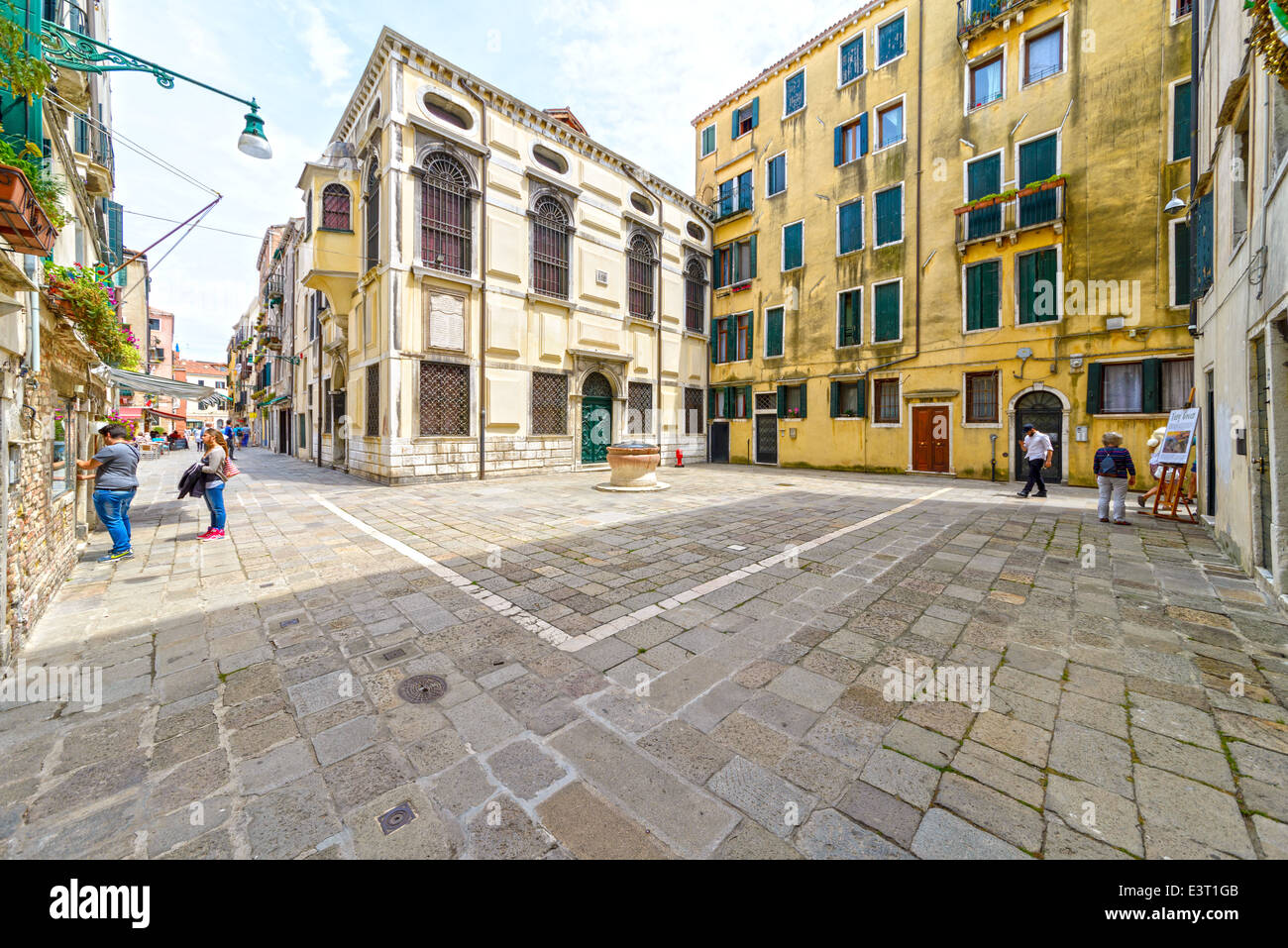 Una tranquilla piazza nel Ghetto Ebraico di Venezia, Italia Foto Stock