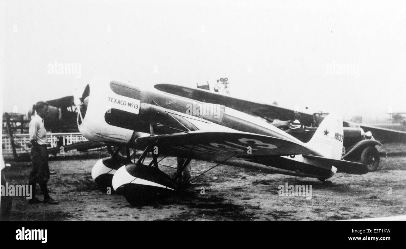 La Charles M. Daniels Collection include immagini del pilota aereo J-6 Whirlwind e della Travel Air Mystery Ship R-2004, che erano importanti nelle prime gare aeree. Questi velivoli hanno svolto un ruolo significativo nella storia dell'aviazione, mostrando prestazioni e design. Foto Stock