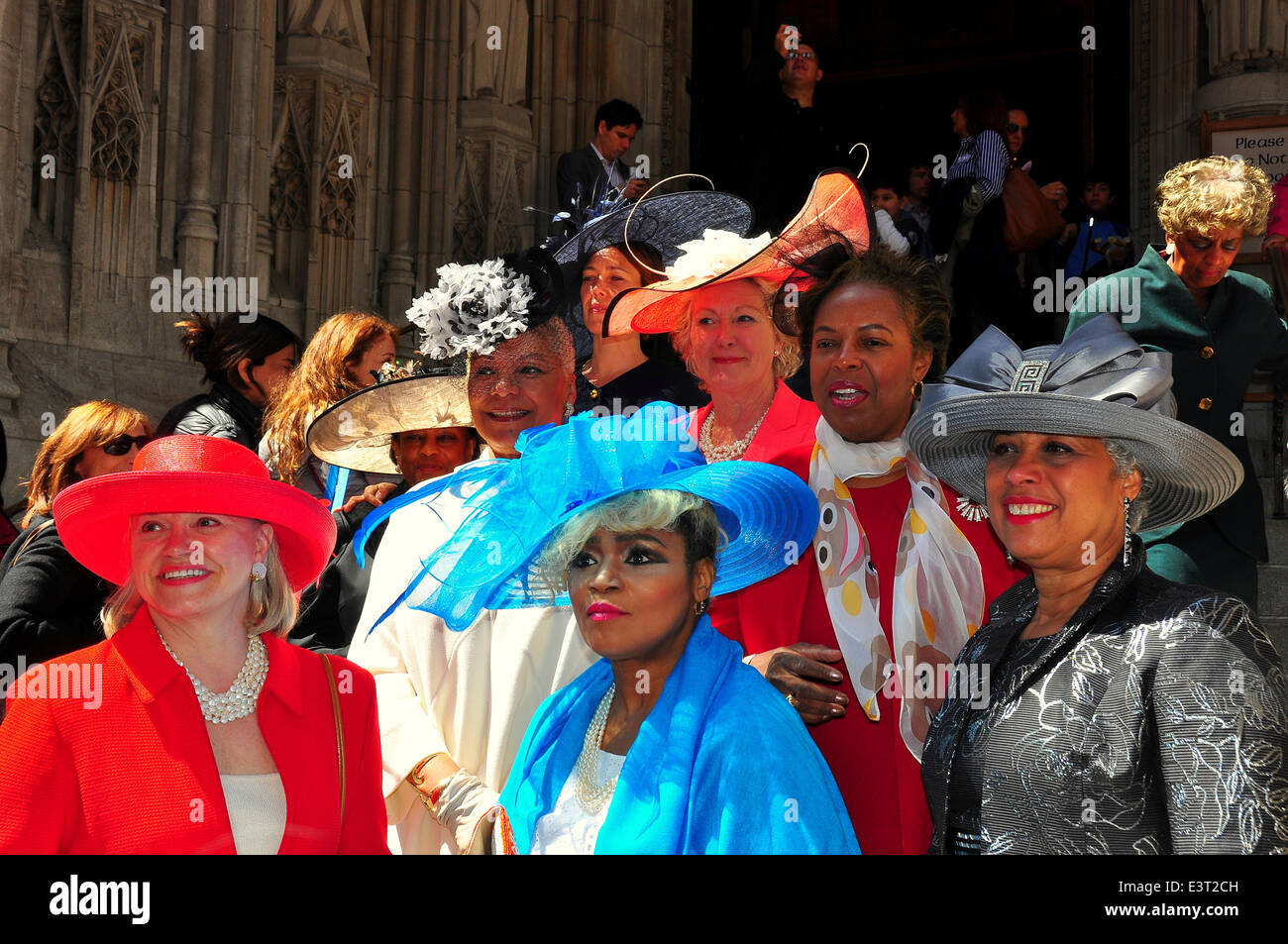 NYC: un gruppo di belle donne con i loro berretti di Pasqua in piedi sui passi di san Tommaso la Chiesa al 2014 Easter Parade * Foto Stock